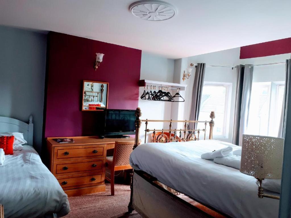 Oyo No 3 Hotel Bath Luaran gambar